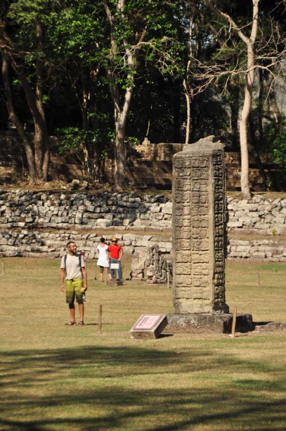 Admirado com as estelas e esculturas nas ruínas mayas de Copán, em Honduras